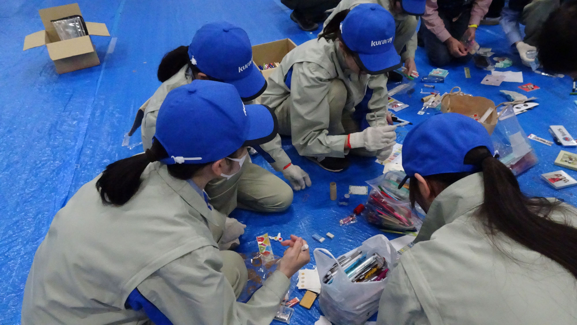 汚れや破損がないかを確認する新入社員ボランティアたち