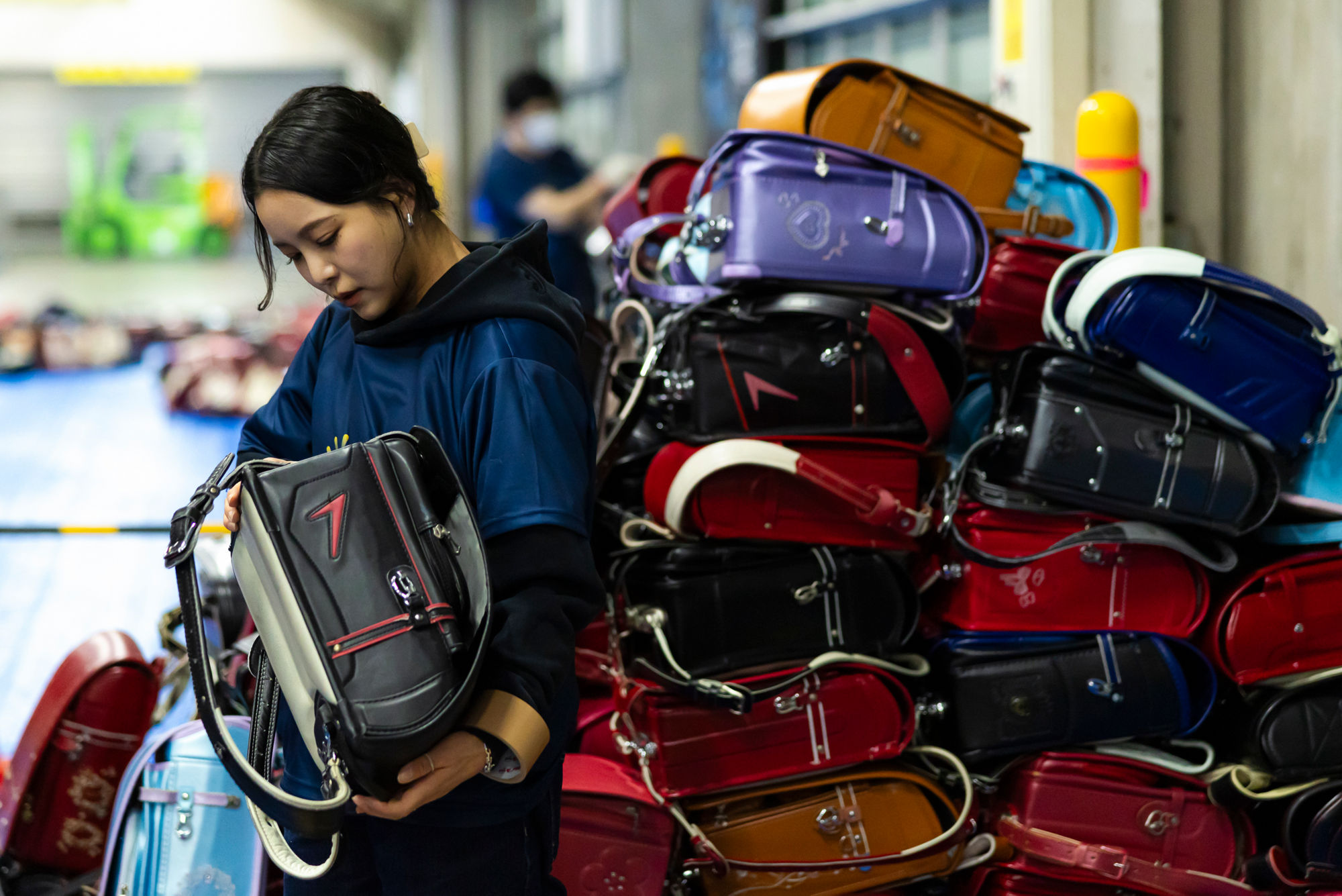 検品が終わったランドセルを運ぶ髙梨さん
