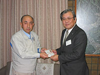 2010年度　マッチングギフト贈呈の様子