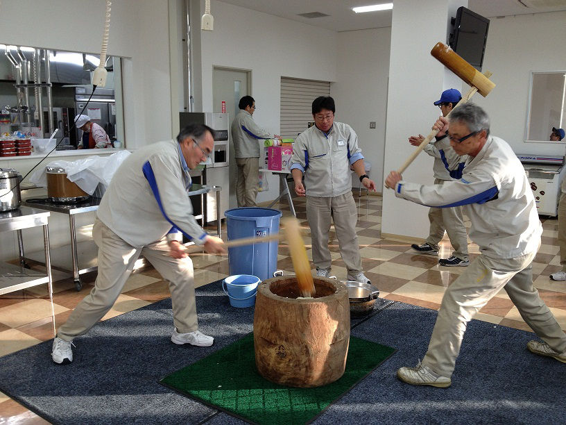 2013年度　餅つき大会の様子２