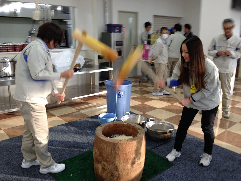 2013年度　餅つき大会の様子１