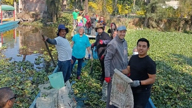 写真　ソチミルコでの清掃・再植林活動（クラレメキシコ）