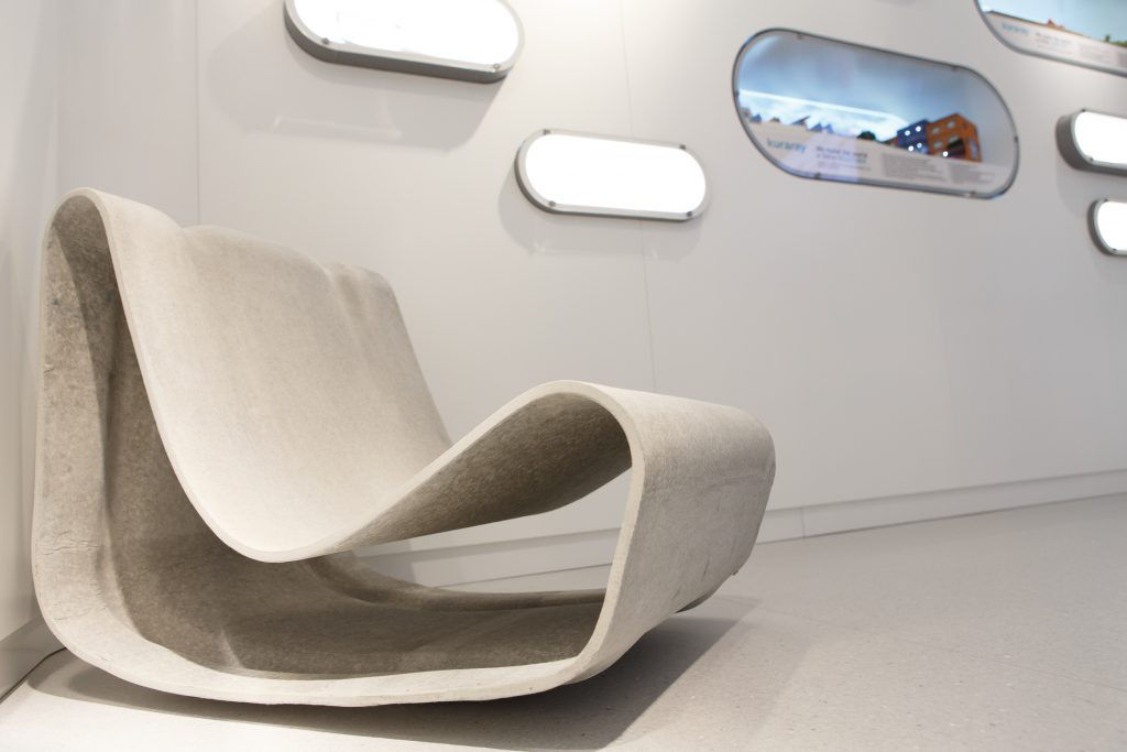 Clarino™, die exklusive Alternative zu Leder, zeichnet sich durch seine Langlebigkeit aus und ist damit bestens für viele Meetingstunden auf der beeindruckenden Loungebank des Showrooms