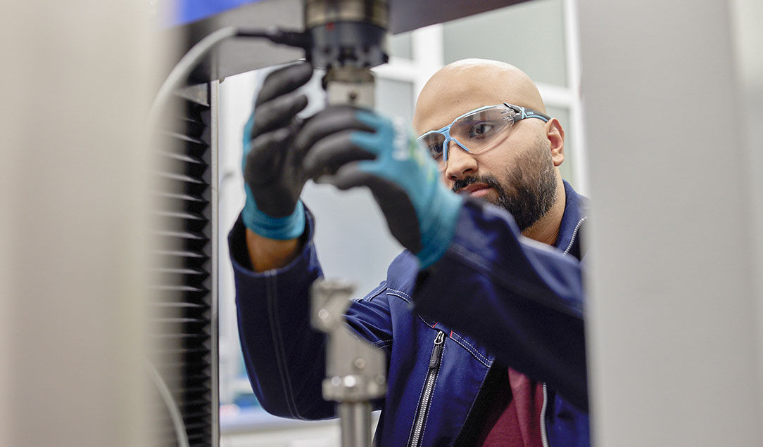 An apprentice in material testing in the lab.