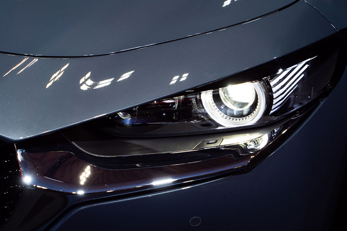 写真：自動車のヘッドライト