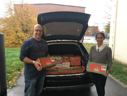 Kuraray employees take part in the Christmas in a Shoebox appeal initiated by the Christian charity Geschenke der Hoffnung.