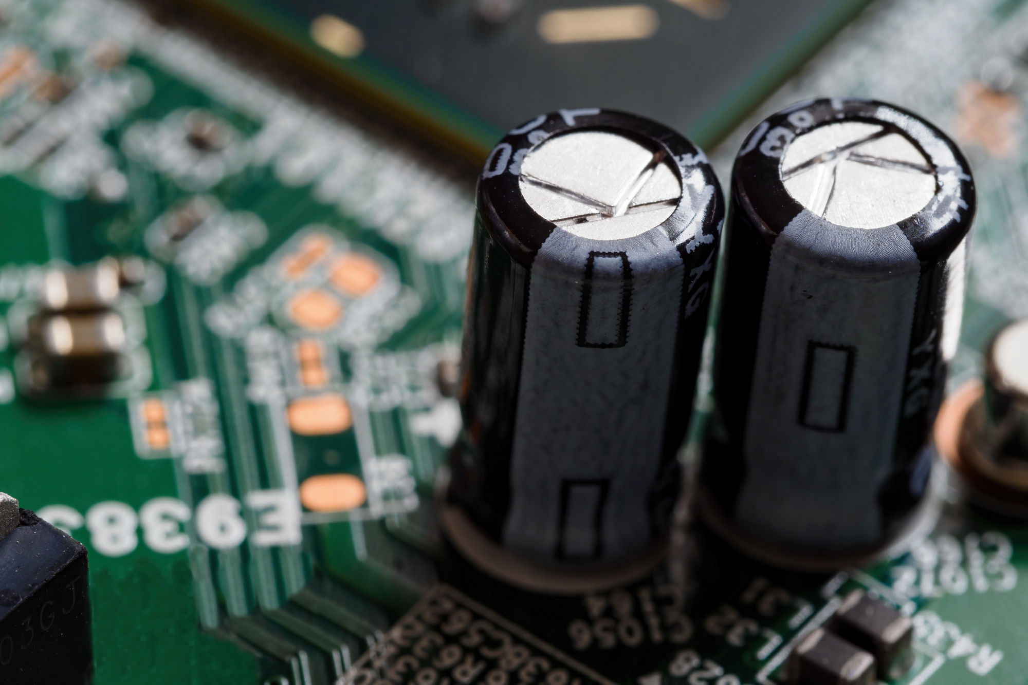 Eine Platine, die mit verschiedenen elektronischen Kleinteilen bestückt ist.