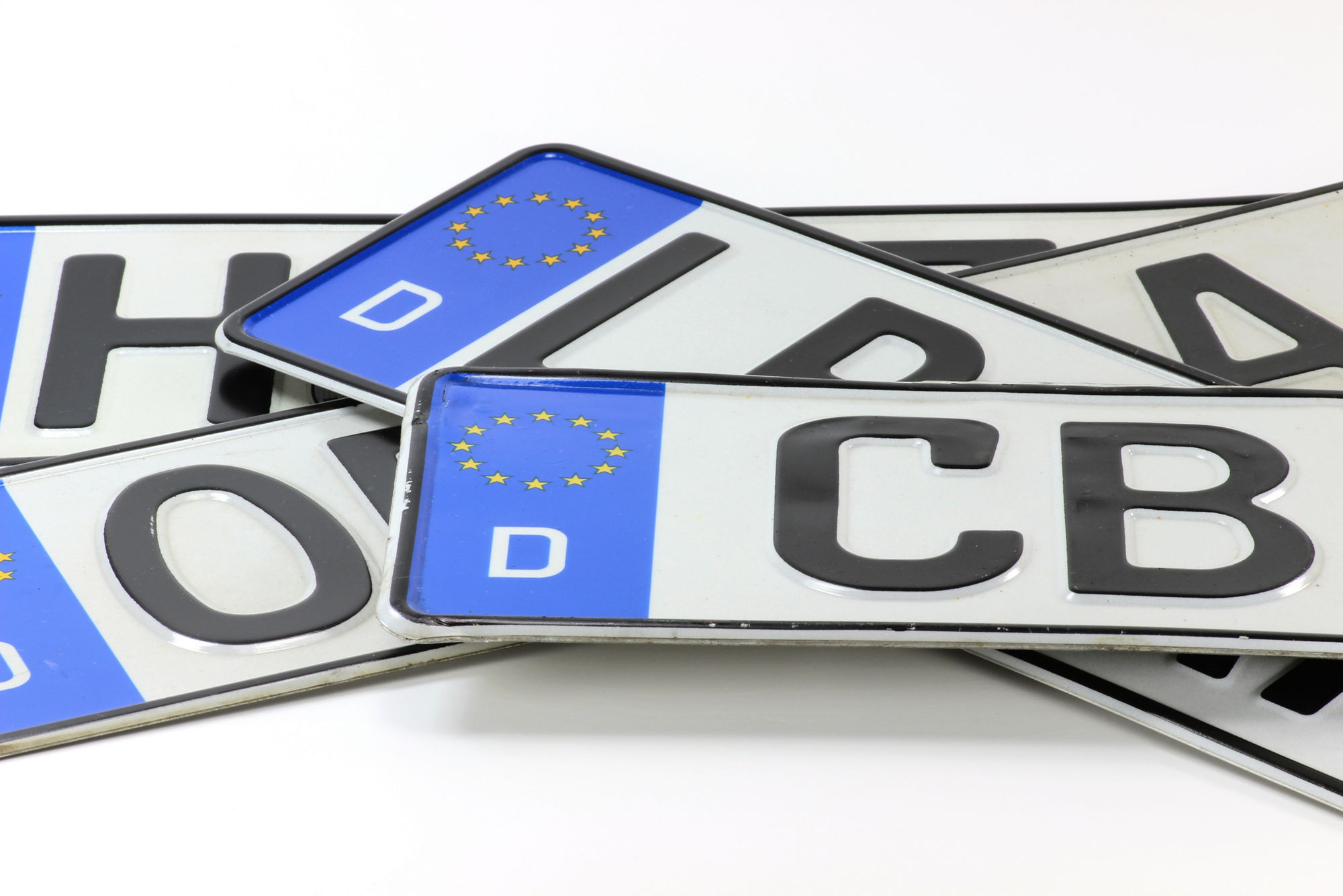 Ein Stapel europäischer Nummernschilder für Fahrzeuge.