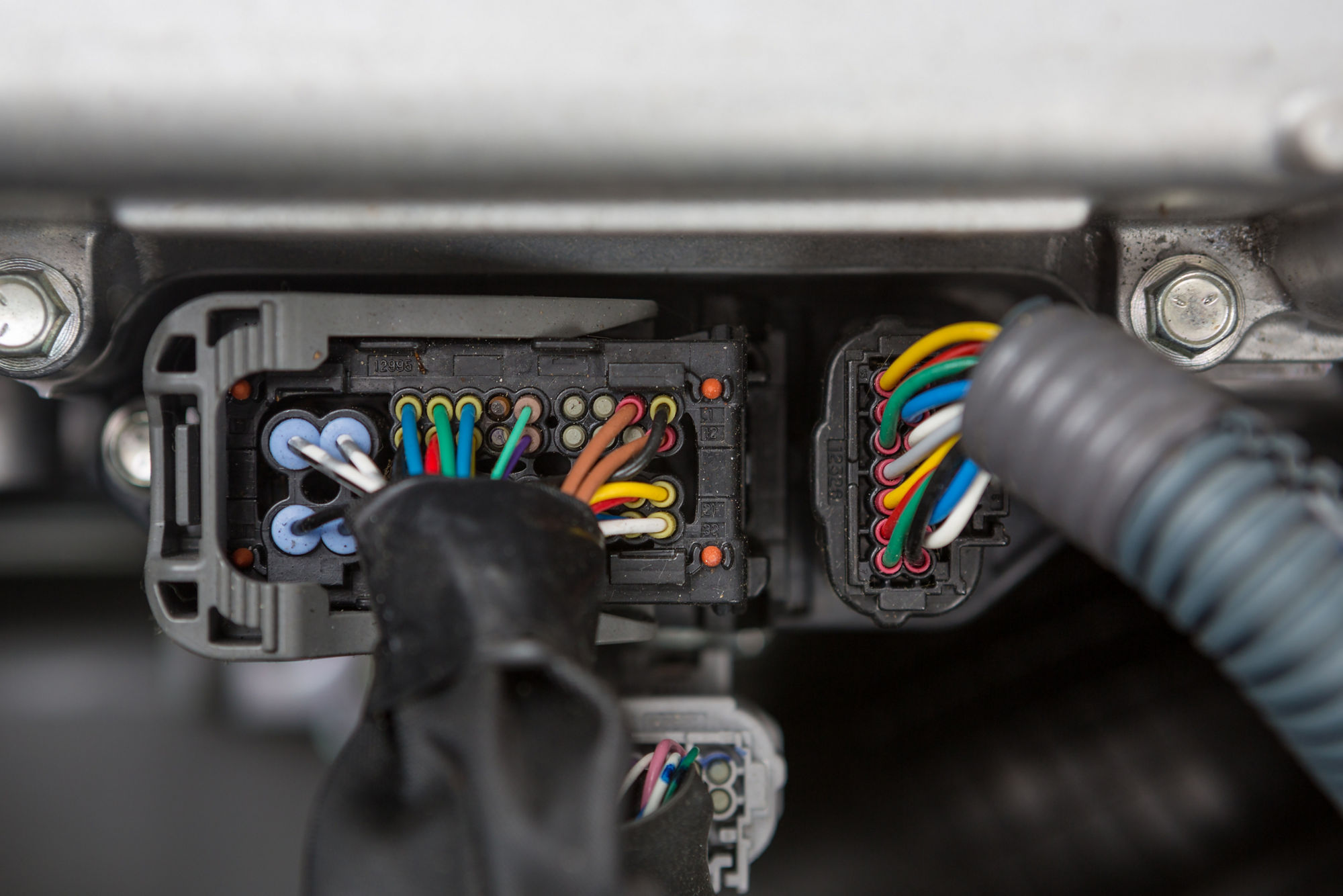 Blick auf verschiedene Kabel in einem Auto.