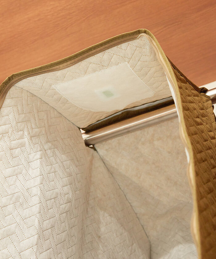 内側には防虫剤や湿気取りシート等を忍ばせておけるポケット付き