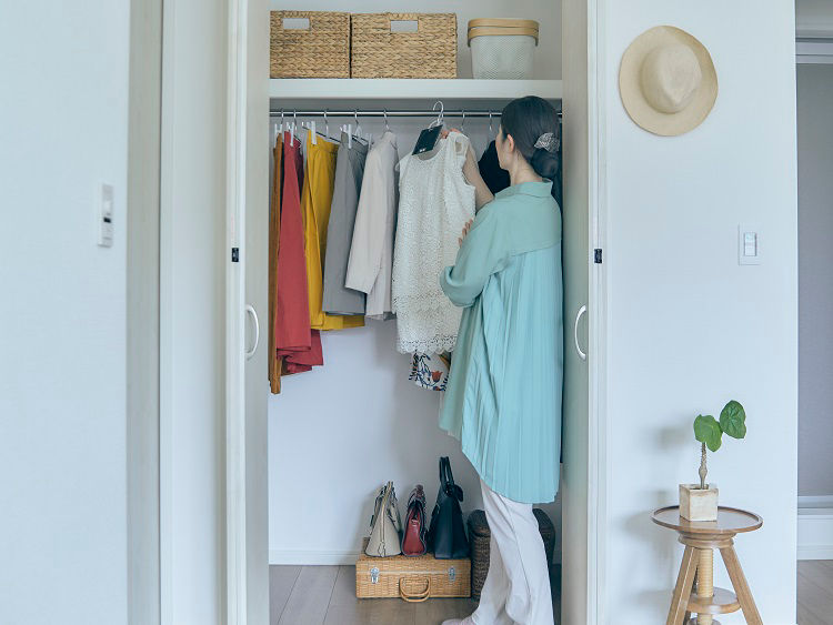 Dust‑mite trap sheet for closet Use Image (Hang on hangers with clothing)