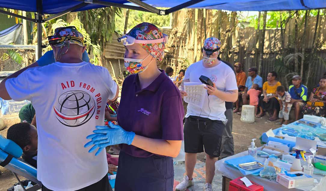 Dental doctors supporting treatment in New Guinea
