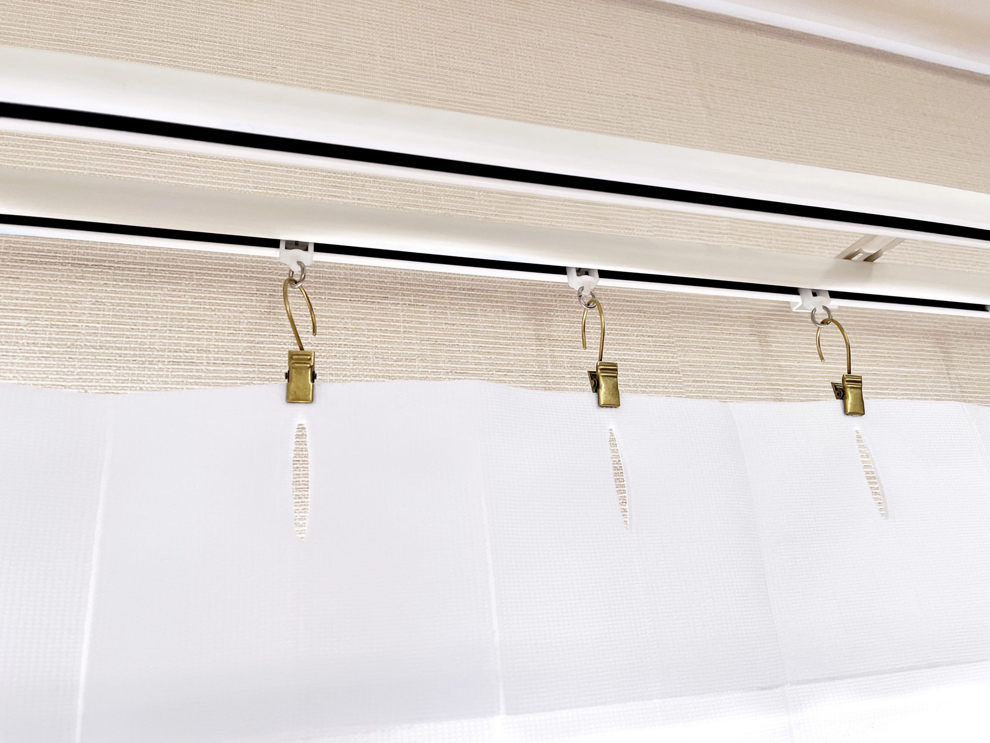 Heat‑shielding and UV‑blocking curtain (Noren) ; Attach with curtain clips.