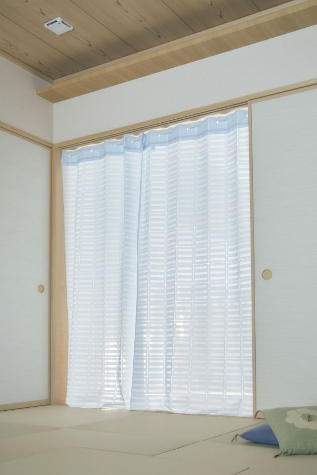 Heat‑shielding and UV‑blocking curtain (Noren) Use Image