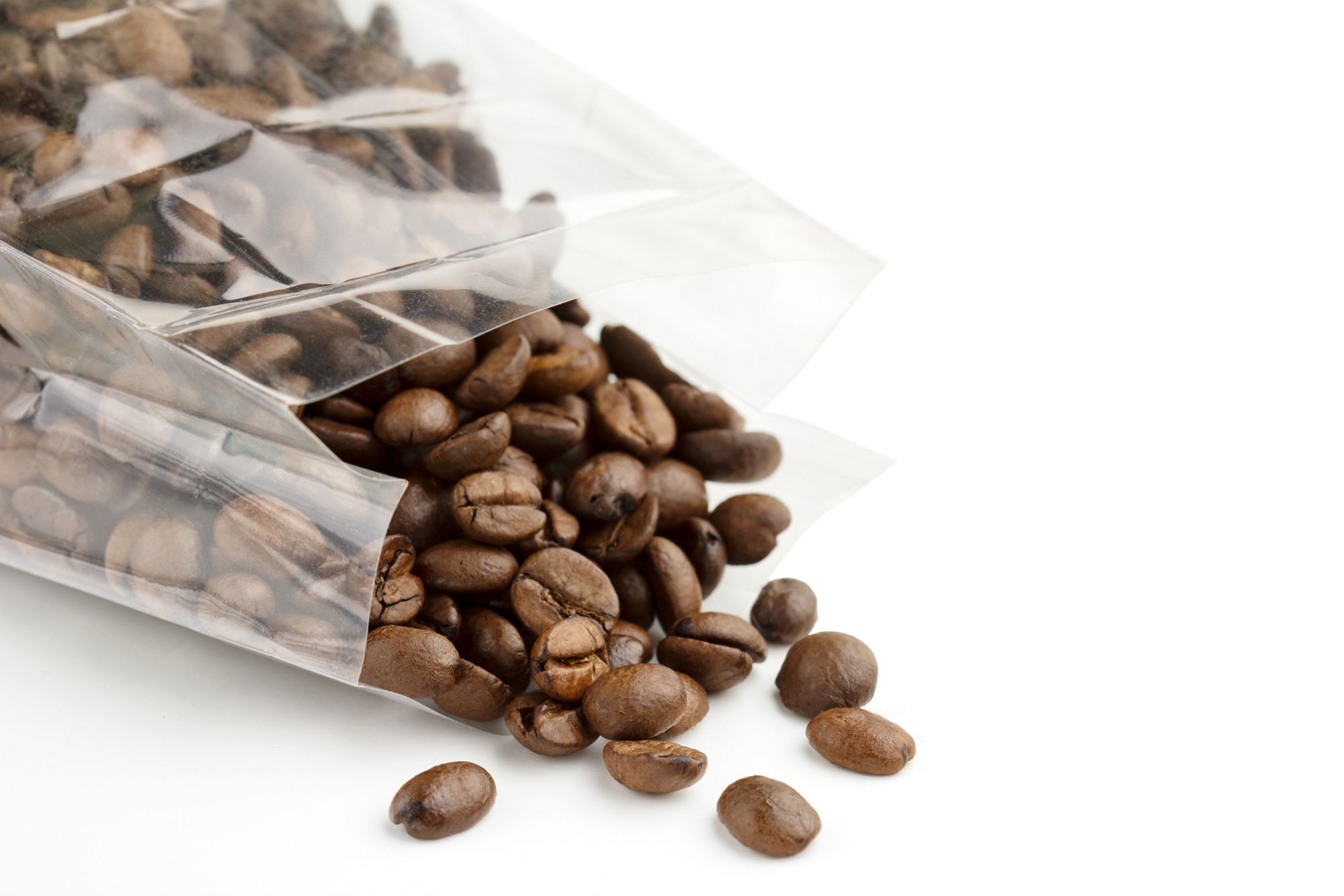 Kaffeebohnen in einer Plastikverpackung.