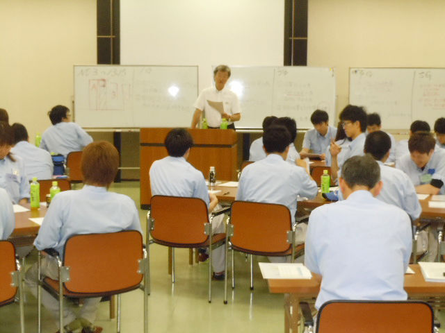 2016年度　若手社員研修の様子１