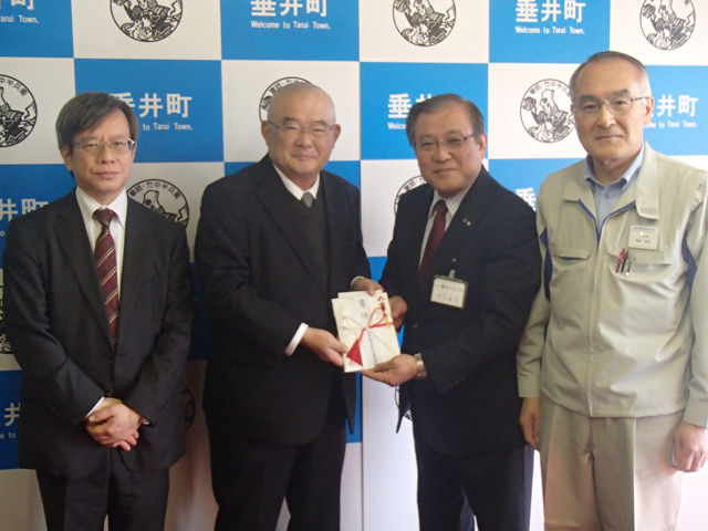 寄附金贈呈の様子