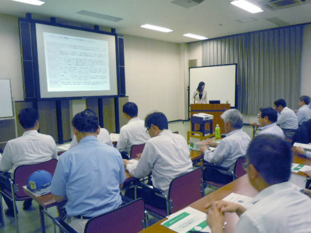 管理職対象ハラスメント講習会の様子１
