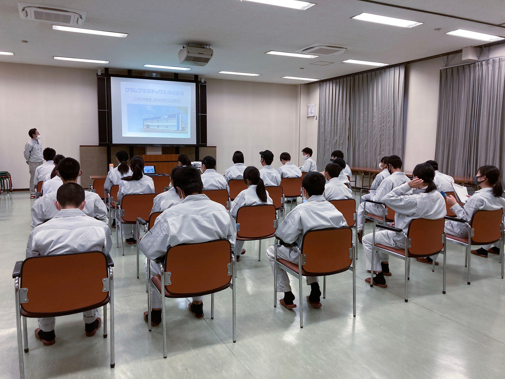 工場見学の様子（大垣養老高等学校）
