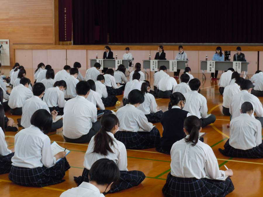 卒業生と語る会の様子（大垣養老高等学校）