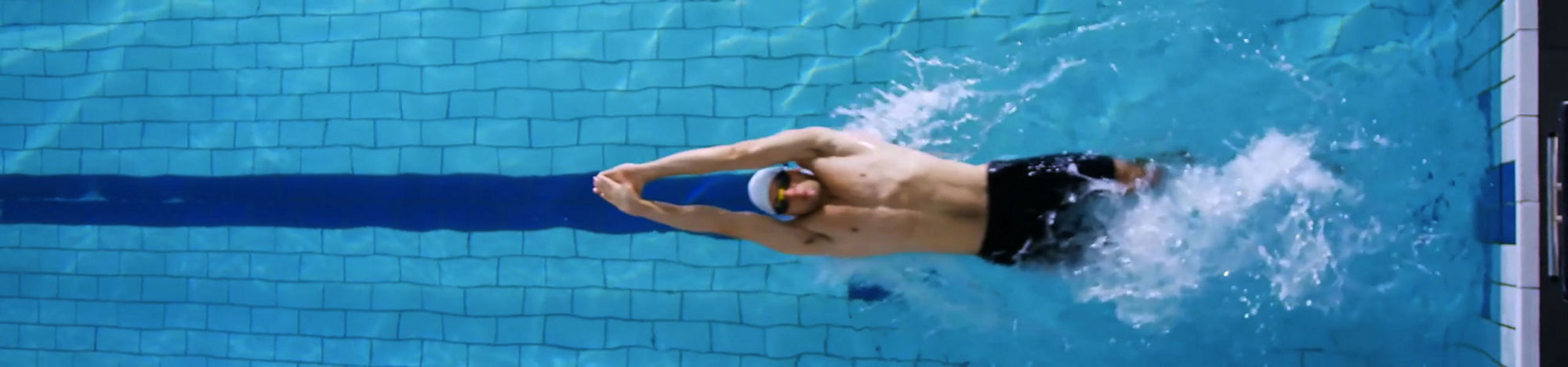 Persona nadando en una piscina