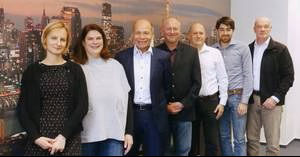 Im Team ESHA & Regulatory Affairs bei Kuraray unter der Leitung von Dr. Martin Baumgartner (Dritter von links) arbeiten Experten aus unterschiedlichen Fachgebieten zusammen, etwa aus den Bereichen Umwelt, Sicherheit, Gesundheit und Produktsicherheit.