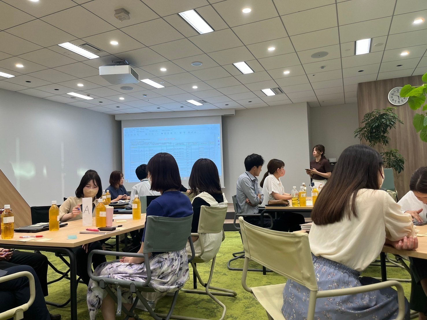 若手社員による社会貢献活動についての打ち合わせ