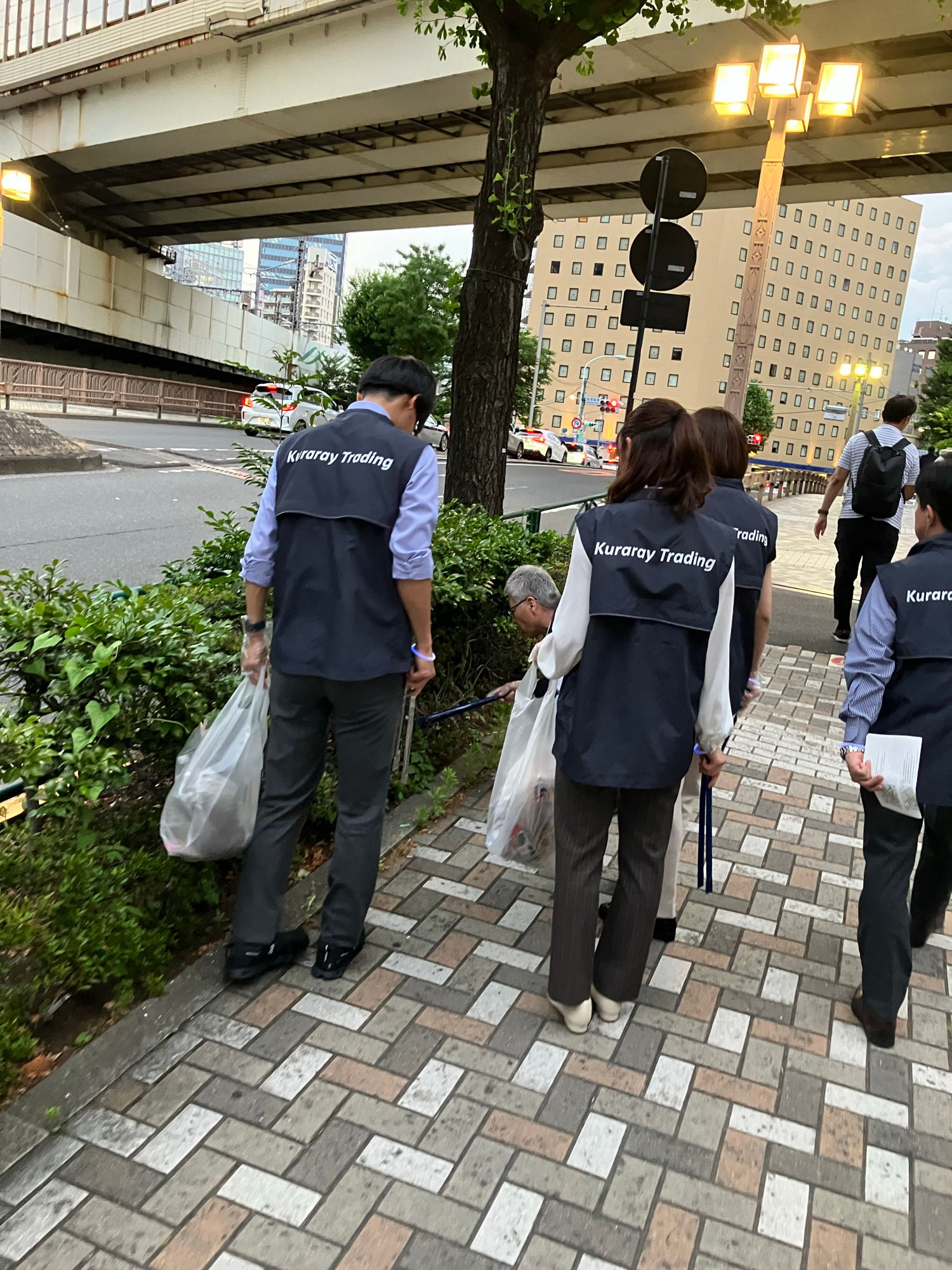 東京オフィス周辺での清掃活動