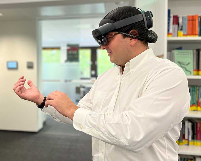 Mann arbeitet mit VR-Brille