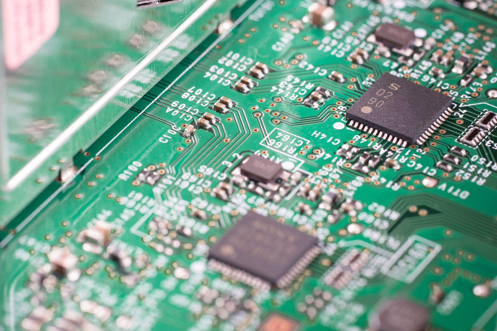 Nahaufnahme von elektronischen Komponenten auf einer Platine