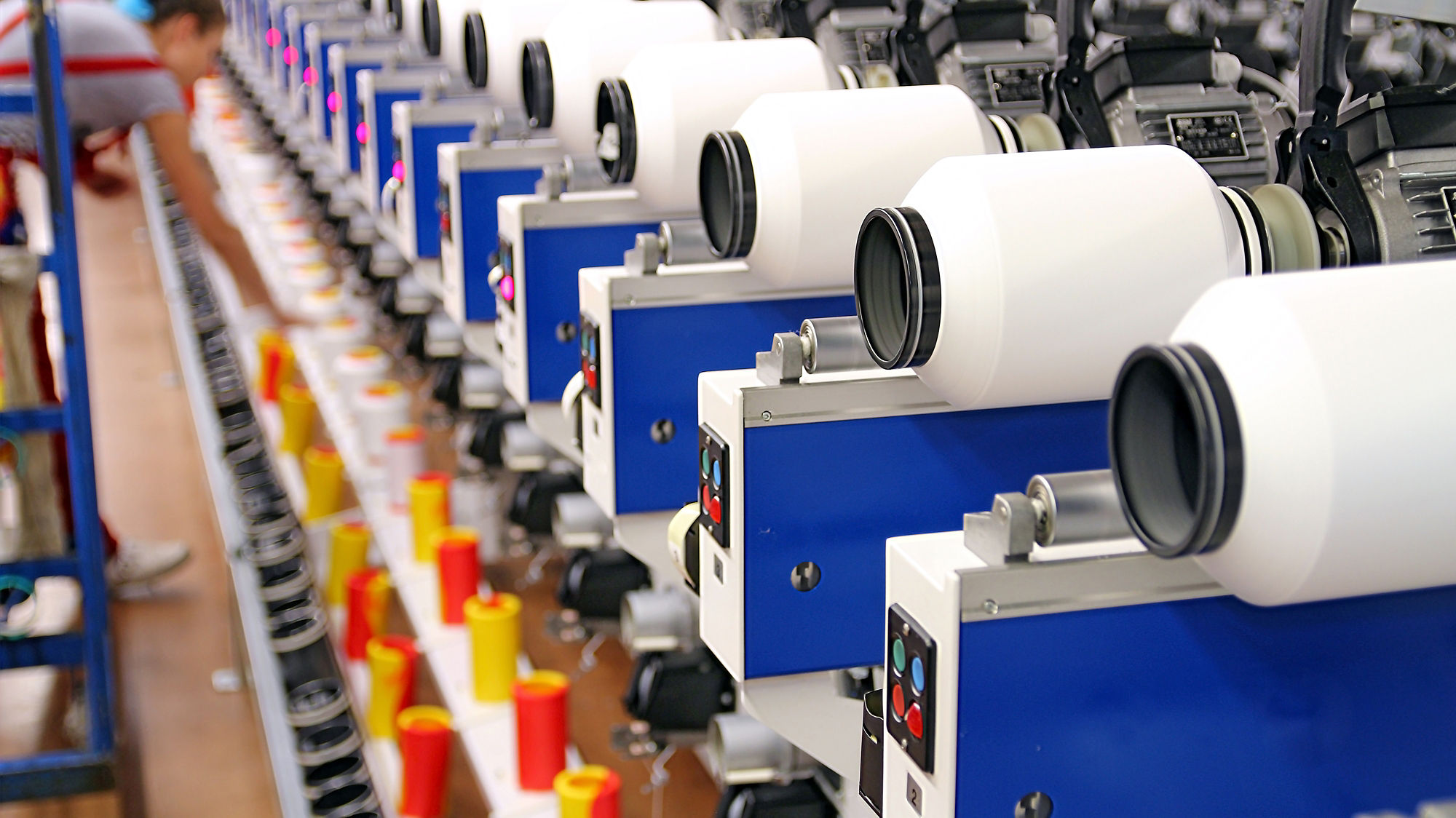 Industrielle Garnrollen in einer Produktionsstätte.