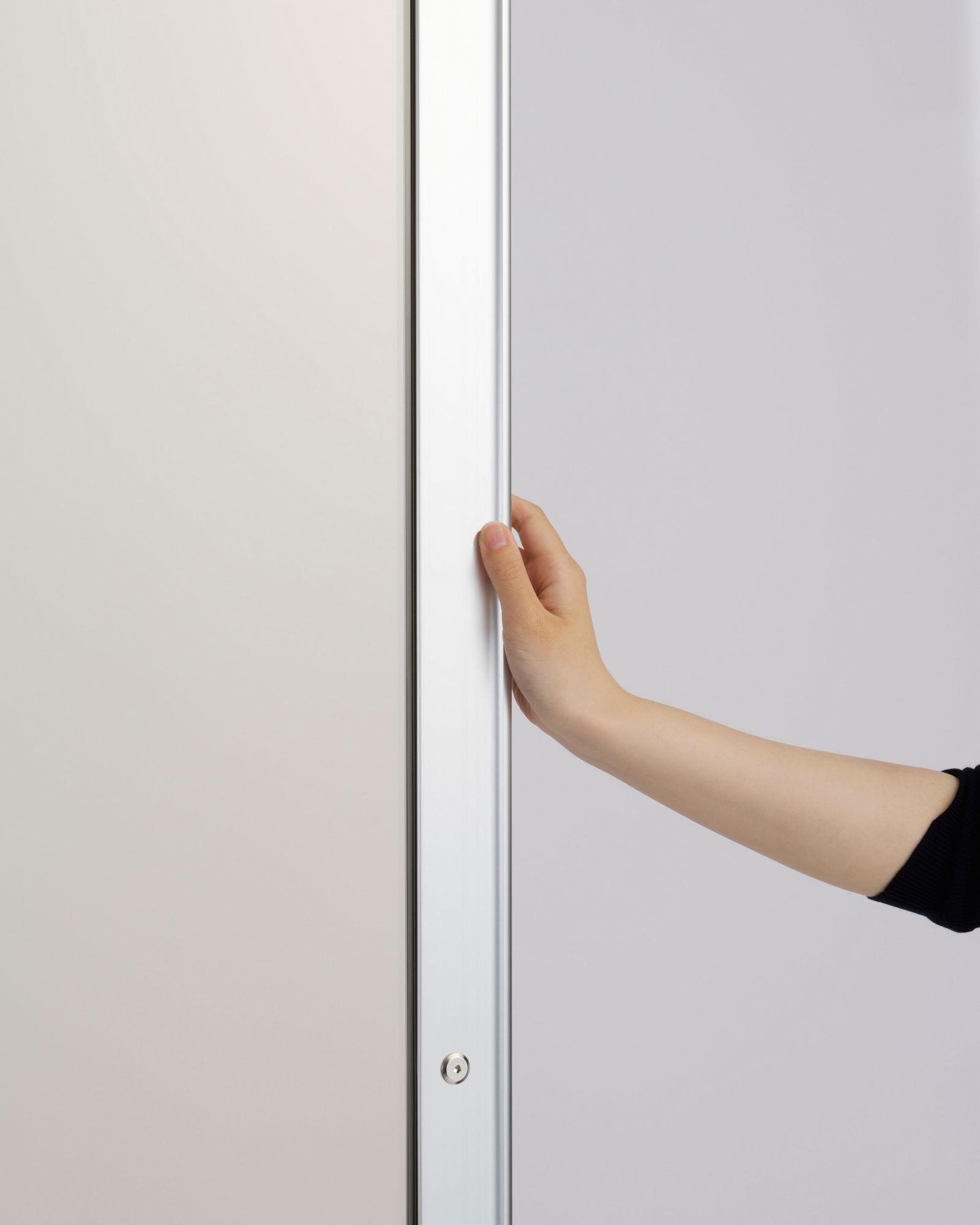 KYOWAGLAS-XA™ mobileshield light type; The frame is processed to be easy to hold, reducing the burden during transportation.