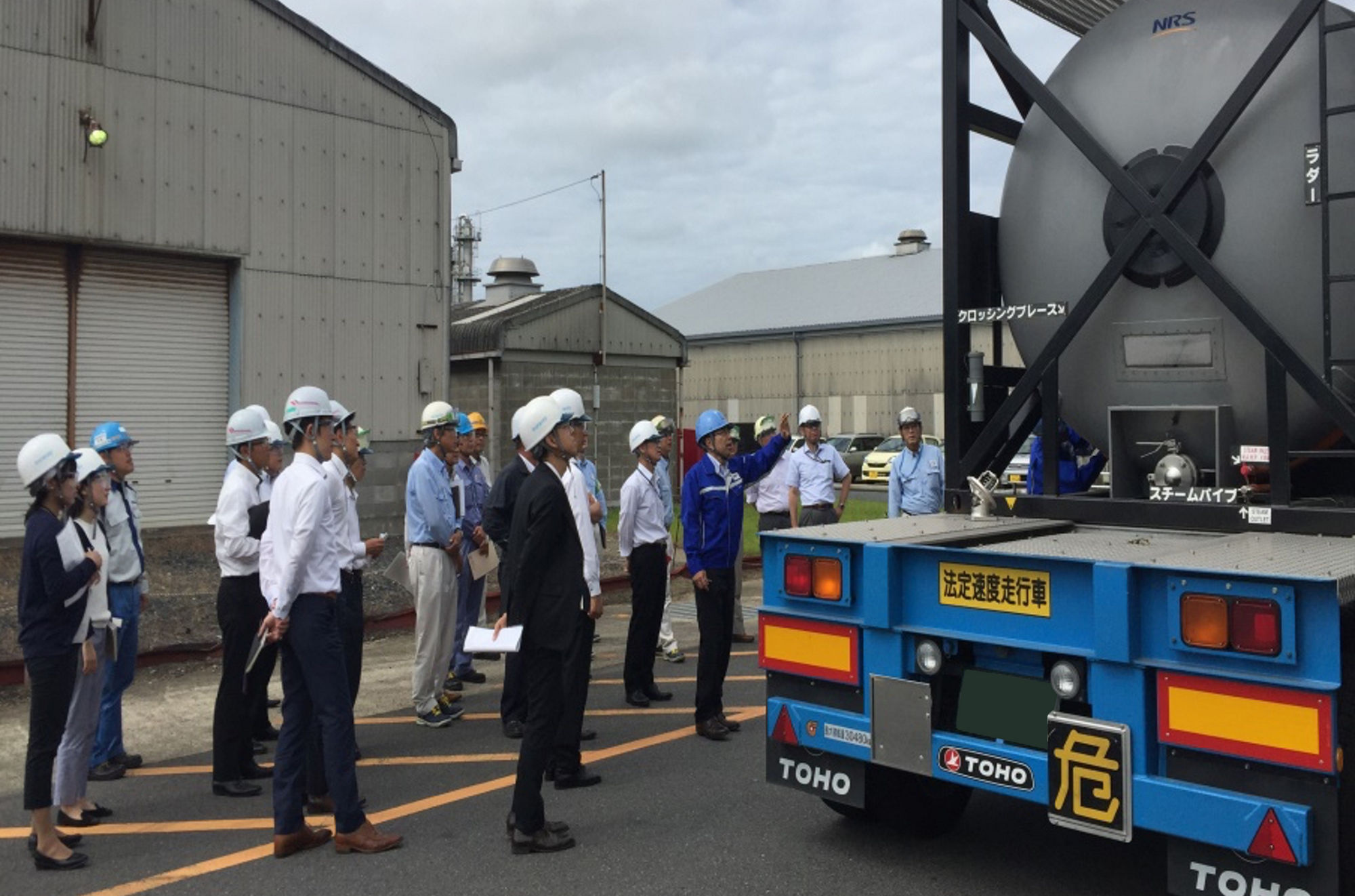 Kuraray Logistics Safety Conference holds a study group regarding ISO containers used to transport products made of hazardous materials (at Kashima Plant).