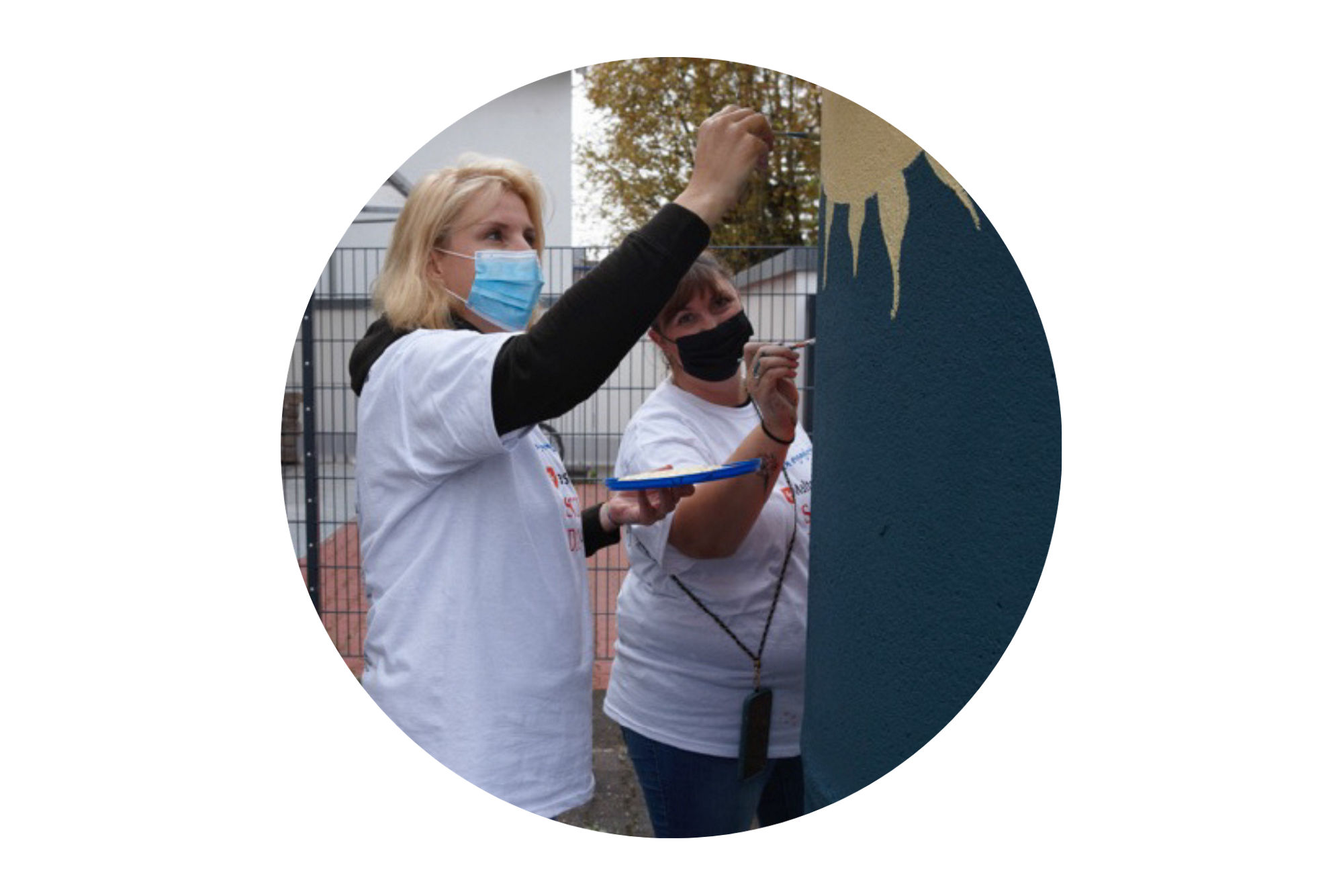 Kuraray’s 20 volunteer “painters” from Hattersheim and Höchst transformed the outdoor areas into a truly colourful ensemble.
