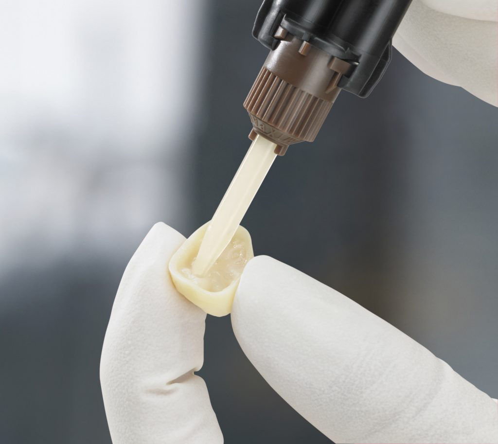 Zahnersatzteile aus Zirkon und aus anderen Materialien wie Keramik, Titan sowie Gold haften mit PANAVIA™ fest und dauerhaft am natürlichen Zahnschmelz und Dentin. „PANAVIA™ lässt sich sicher und schnell anwenden.