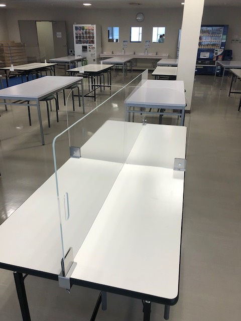 Kuraray’s PARAGLAS™ and COMOGLAS™ methacrylic resin sheets are used as barriers in many situations, for instance, in offices, hospitals and restaurants.