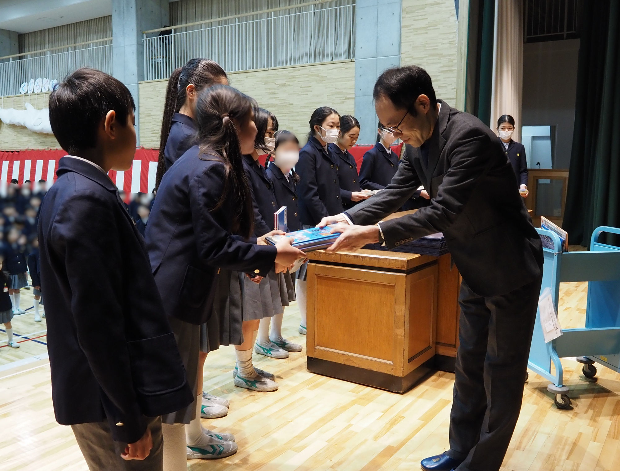 小学校への図書贈呈式