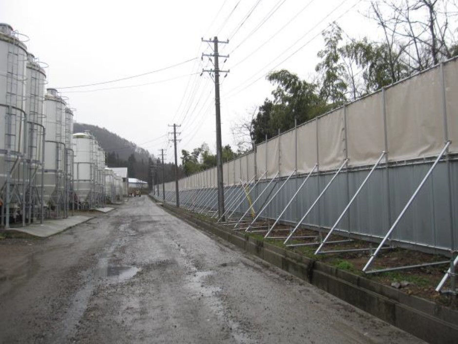 Ammonia odor decomposition mesh  Installation Image (wall-style)