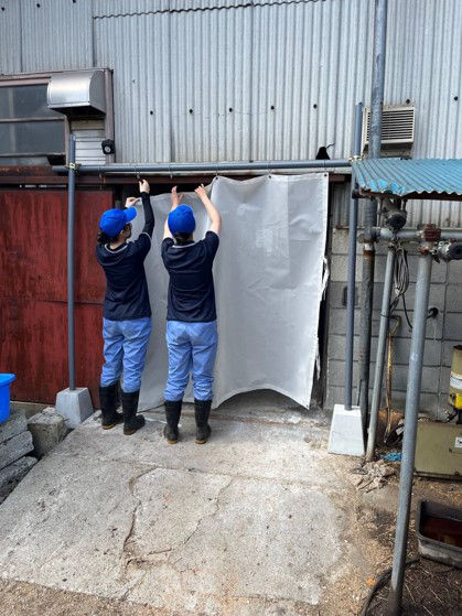 Ammonia odor decomposition mesh  Installation Image (entrance of compost barn)