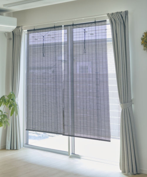 Heat‑shielding roll-up sun shade (Sudare) Use Image