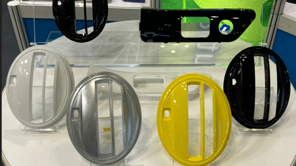 写真：塗装レス原着展示物