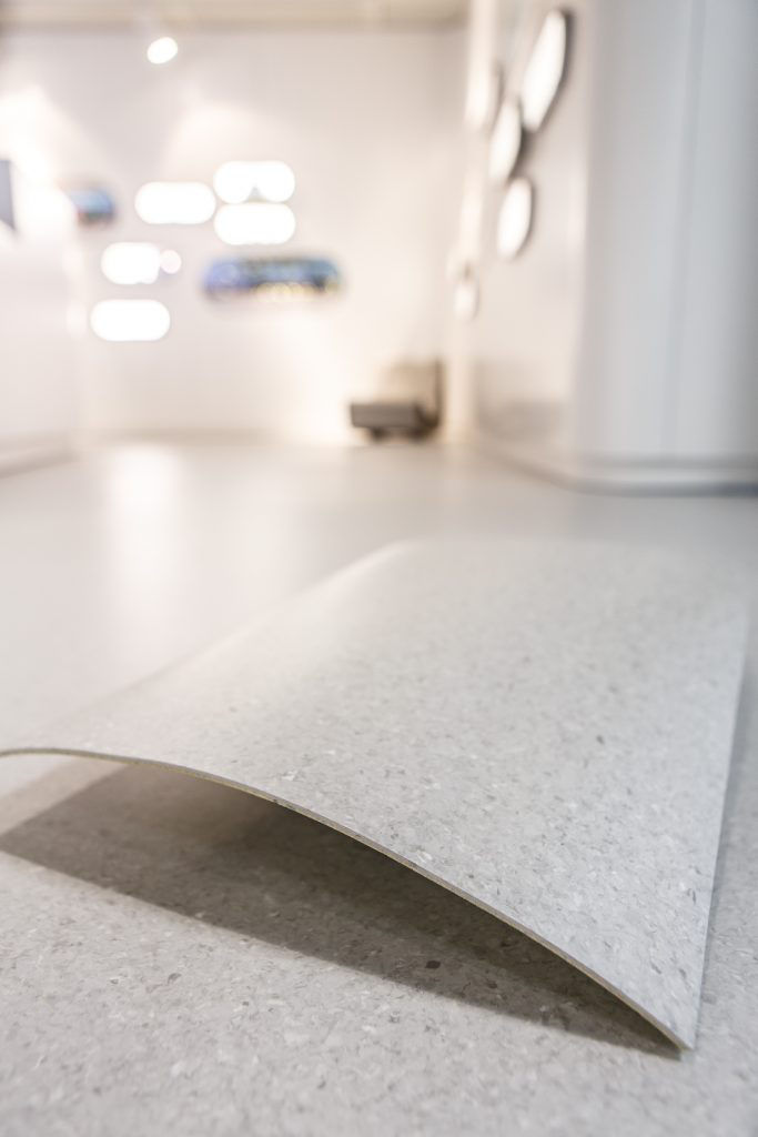 HYBRAR™, das Triblock-Copolymer mit ausgezeichneter Vibrations- und Stoßdämpfung, sorgt als als wichtiger Bestandteil des Fußbodenbelags in den neuen Kuraray-Arbeitswelten für effektvolle Trittschallminderung und optimale Akustikverhältnisse.