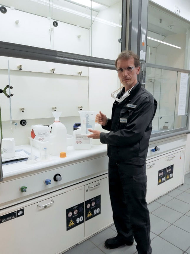 Stefan Braun from the POVAL plant regularly makes disinfectant formulations