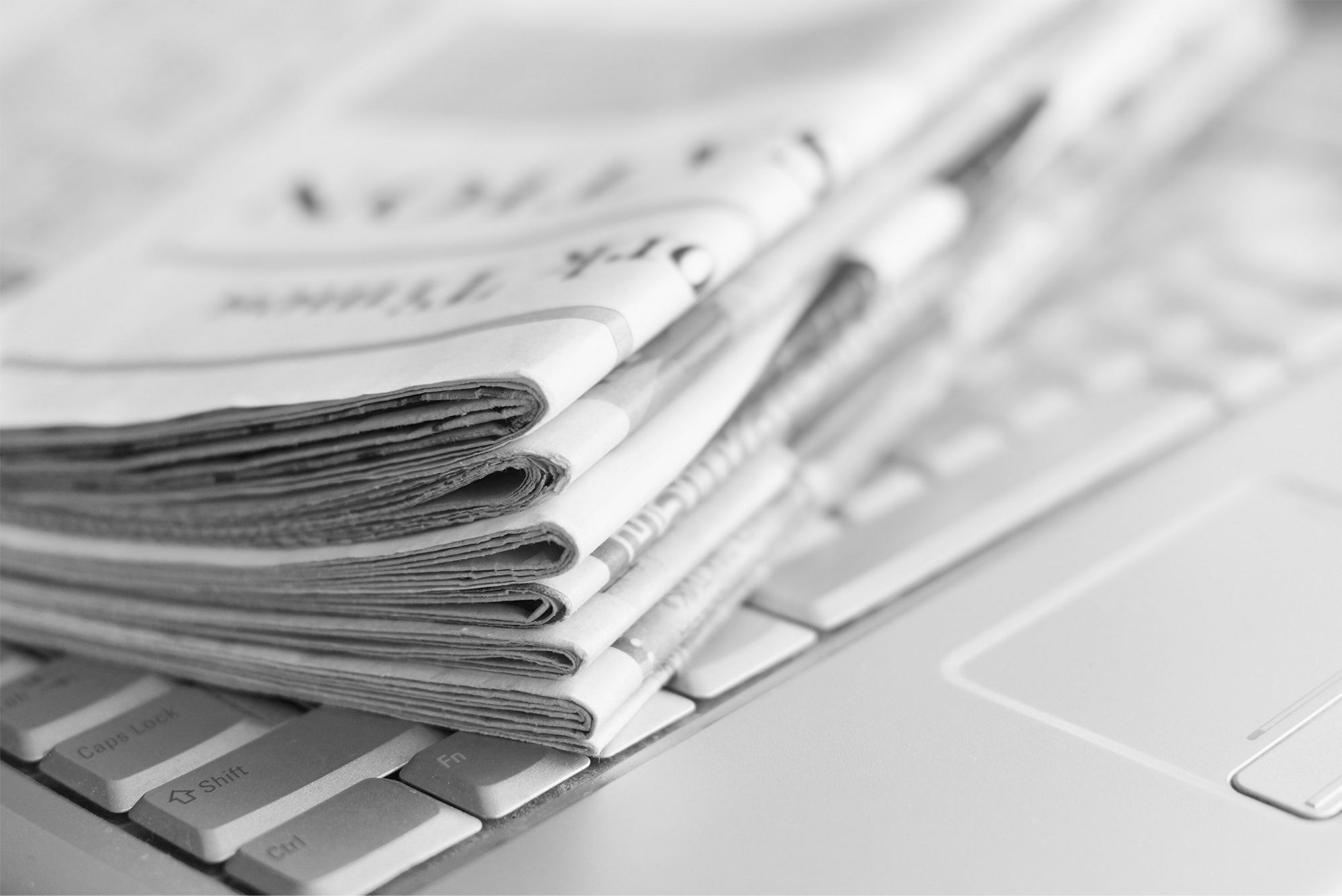 写真 ノートパソコンの上の新聞