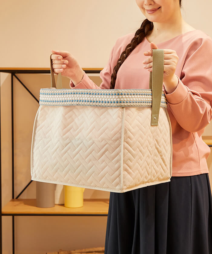 Deodorizing foldable storage box; Convenient to carry because of the handle.