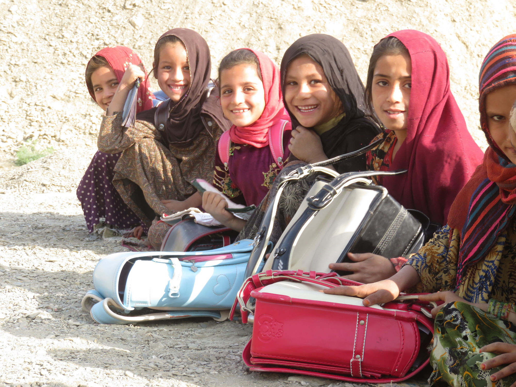 汚れや破損がないかを確認する新入社員ボランティアたち