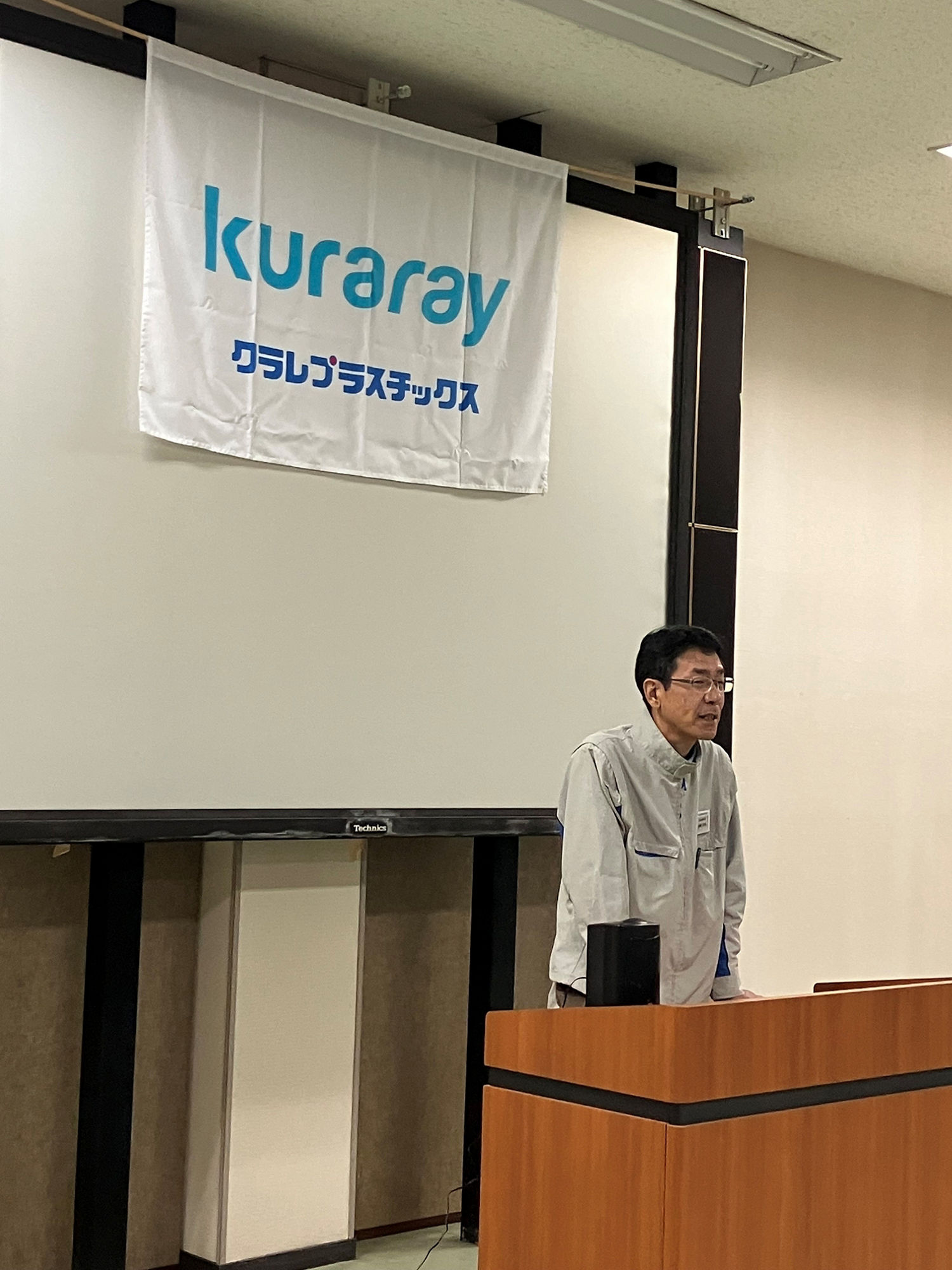 全員朝礼　工場長挨拶の様子
